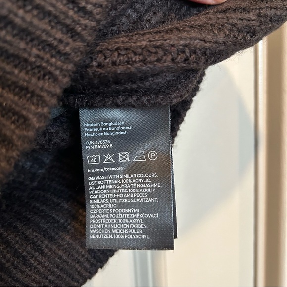 H&M DIVIDED Women's Small Black Sweater Vest Pullover Black Knit NWT - Picture 4 of 4